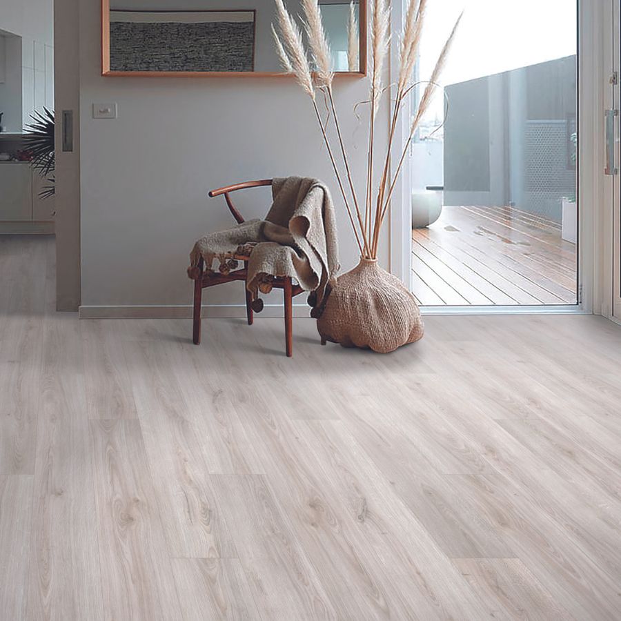 Laminae flooring in room